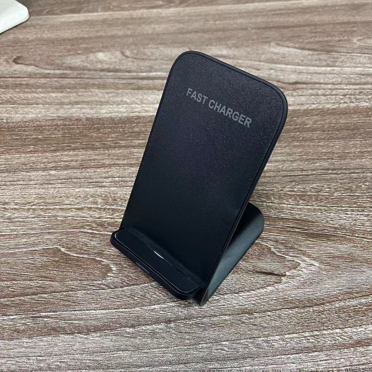 30W Vertical Fast Charging Charger With Heat Dissipation Hole